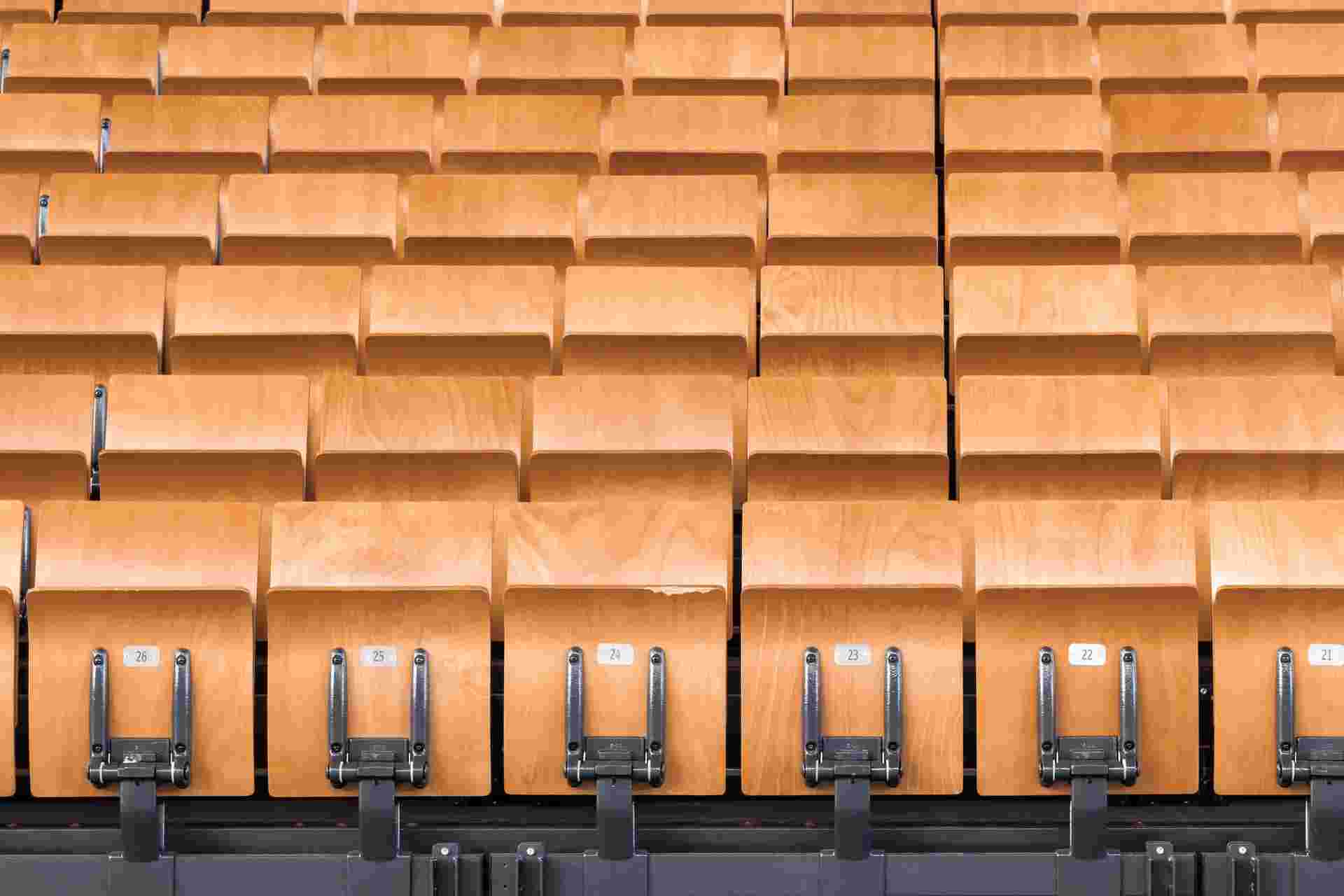 Lignes de chaises représentant une structure du tableau